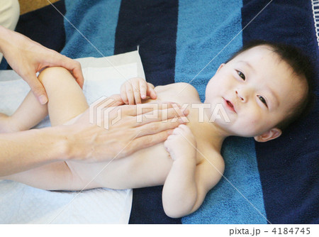 生後7ヶ月の赤ちゃん ベビーマッサージ 生後7ヶ月の赤ちゃん ベビーマッサージ 4184745