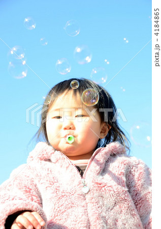シャボン玉遊びをする女の子 4184865