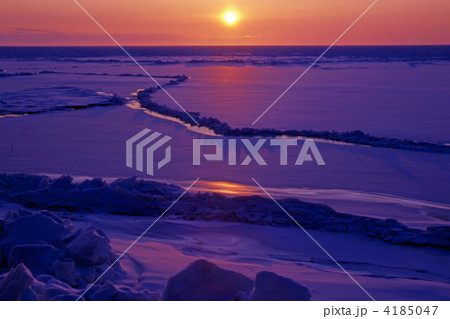流氷に沈む夕日(北海道知床) 流氷に沈む夕日(北海道知床) 4185047