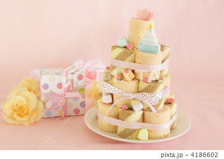 バースデーケーキ ロールタワーの写真素材