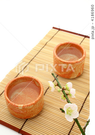 日本酒と梅の花 4186960