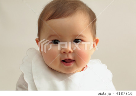 ハーフ0歳児　白い服　正面 4187316