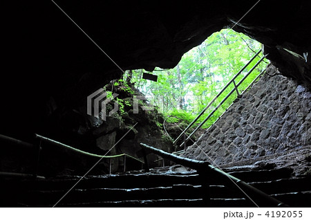 山梨県　鳴沢村　天然記念物　鳴沢風穴　 4192055