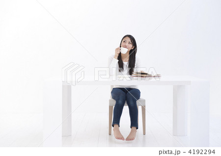 くつろぐ女性 4192294