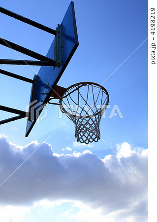 バスケットゴールと空の写真素材