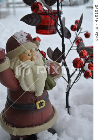 雪の中のサンタクロースの写真素材 [4201090] PIXTA