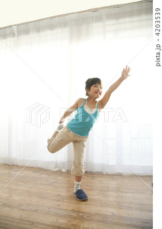運動する女性 4203539