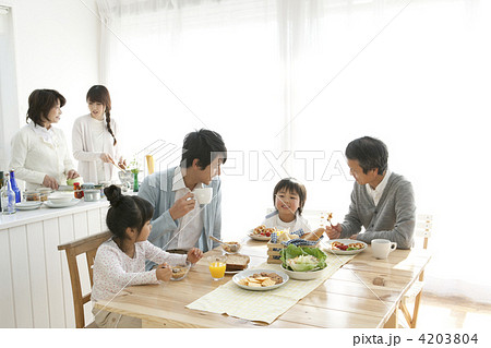 家族の食卓の写真素材