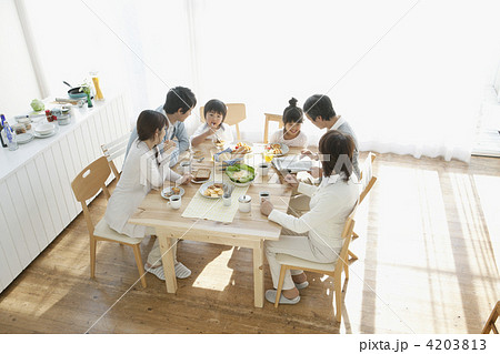 家族の食卓の写真素材