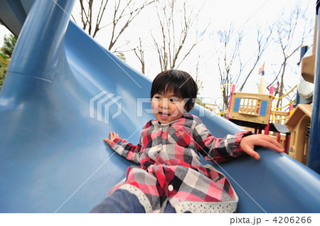 滑り台楽しむ１ 4206266