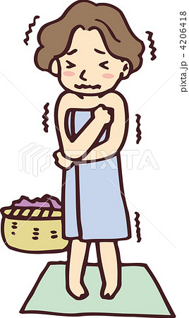 寒いお風呂の脱衣場で震える女性 4206418