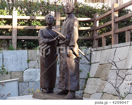 京都伏見 坂本龍馬像 おりょう像の写真素材