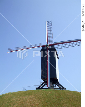 丘の上の風車 4209072