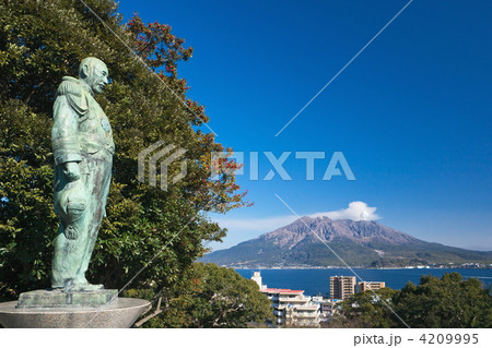 東郷平八郎像と桜島 4209995