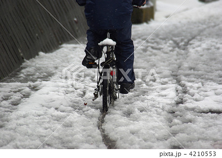 雪道を行く自転車 雪道を行く自転車 4210553