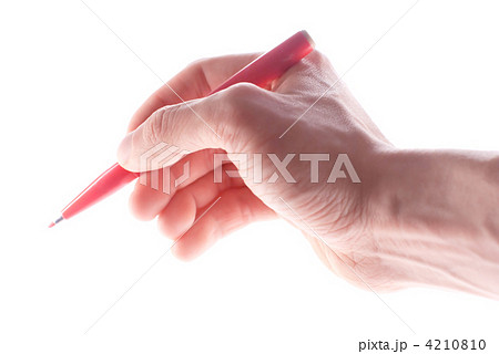 赤いペンを持つ手の写真素材