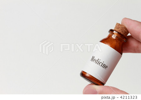 「Medicine」ラベルの小瓶を持つ手 4211323