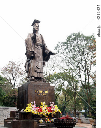 ベトナム・ハノイ 後黎朝大越国初代皇帝・黎利の銅像 ベトナム・ハノイ 後黎朝大越国初代皇帝・黎利の銅像 4211425