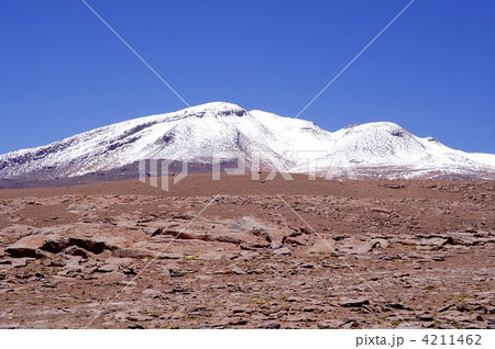 南米チリ共和国東部を南北に連なる真夏のアンデス山脈と標高4500ｍ付近に広がる不毛の砂の大地。 4211462
