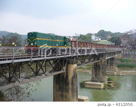 雲南省河口 ベトナムから中国へ戻る貨物列車 4212050