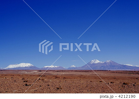 南米チリ共和国北部、アンデス山脈の高地に広がるアタカマ砂漠と真夏でも雪を冠くアンデスの山並み。 南米チリ共和国北部、アンデス山脈の高地に広がるアタカマ砂漠と真夏でも雪を冠くアンデスの山並み。 4212190
