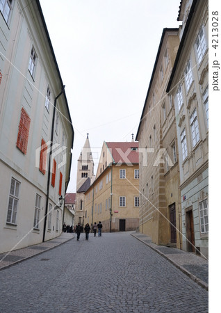 プラハ　プラハ城内の路地 4213028