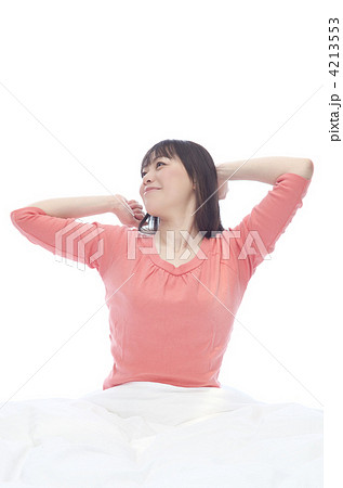 ベッドでストレッチする女性 4213553