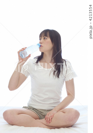ベッドで水を飲む女性 ベッドで水を飲む女性 4213554