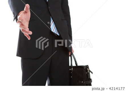 握手を求めるビジネスマン 4214177