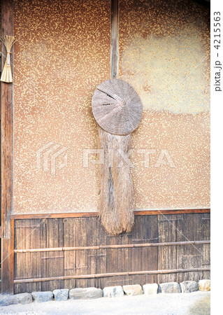 京都嵯峨野　落柿舎の土壁の蓑と笠 4215563