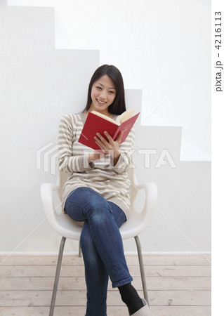 本を読む女性 4216113
