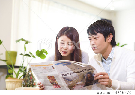 新聞を読む夫婦 4216270
