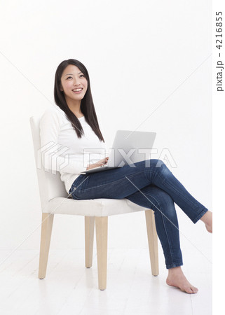 くつろぐ若い女性 4216855