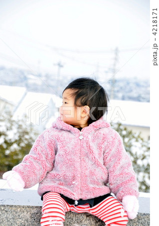 雪景色バックに座る女の子 4218171