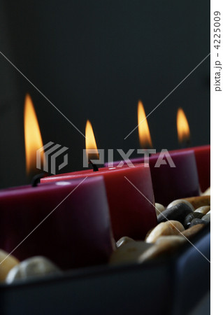 Candles in the dark 4225009