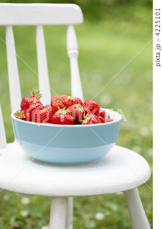Fresh strawberries in a bowl. 4225101