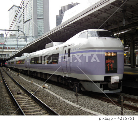 特急スーパーあずさ11号　E351系　新宿駅 4225751