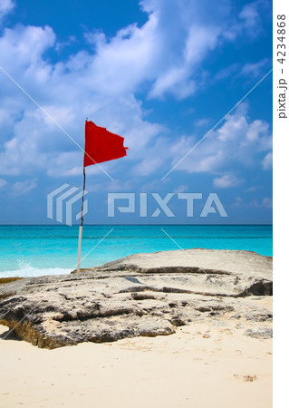 red flag on the beach 4234868