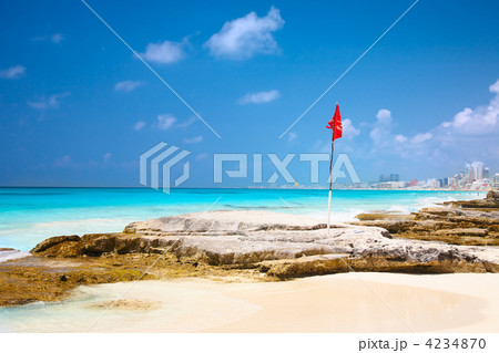 red flag on the beach 4234870