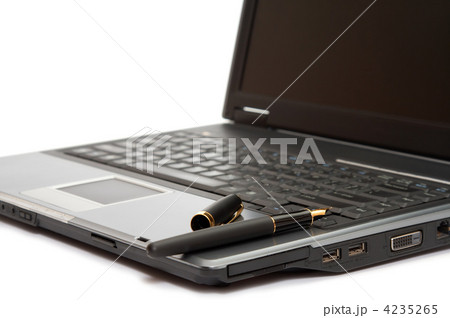 fountain pen on the laptop 4235265