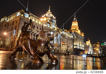 中国・上海 外灘のレトロな街の夜景 中国・上海 外灘のレトロな街の夜景 4236606