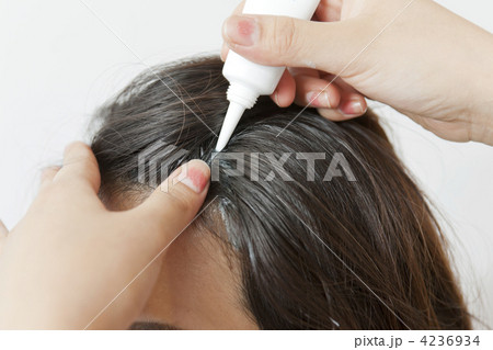ヘッドスパを受ける女性 4236934