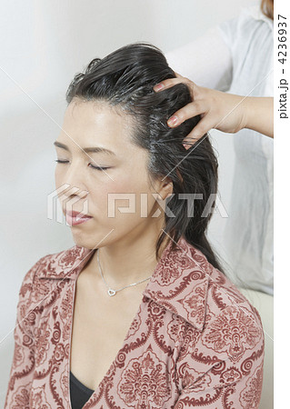 ヘッドスパを受ける女性 4236937