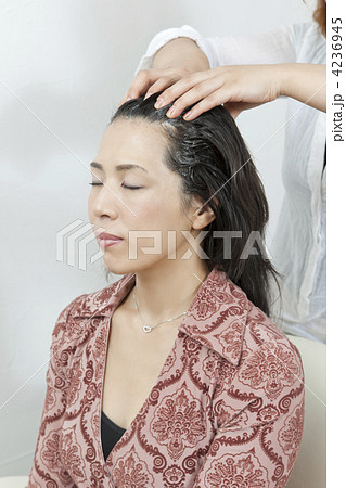 ヘッドスパを受ける女性 4236945