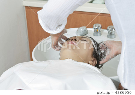 ヘッドスパを受ける女性 4236950