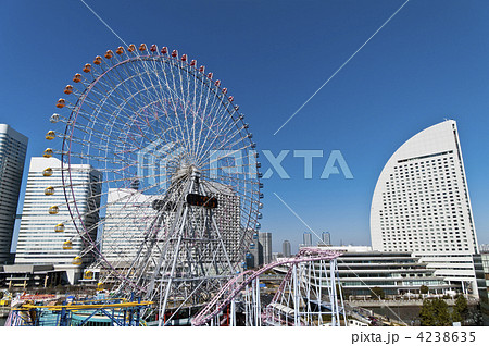 横浜みなとみらい２１の観覧車のある風景 4238635