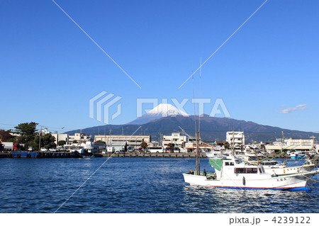 沼津港と富士山 4239122