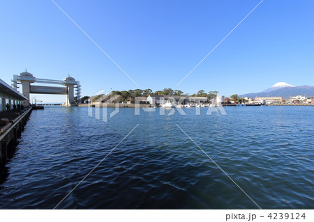 沼津港と富士山 4239124