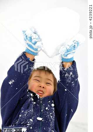 雪玉を持ち上げる男の子 4239221