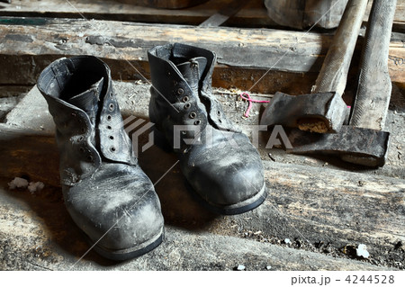 Boots and ax 4244528